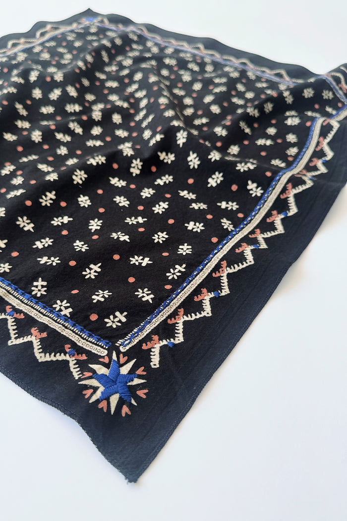 Daisies Bandana with Embroidery