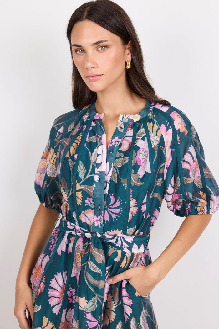 Woman wearing a floral dress with a white background
col_pattern