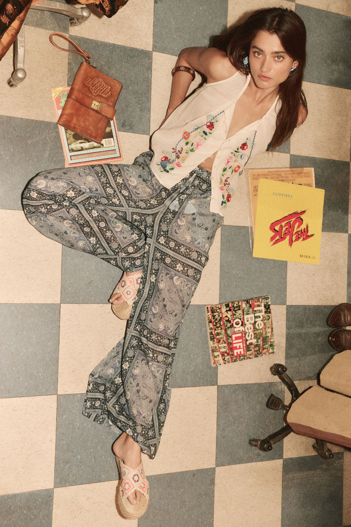 Spell-SunshineBandit-WideLegPant-Chambray-0495_e918de65-6764-4bf0-8e23-676856906269.jpg